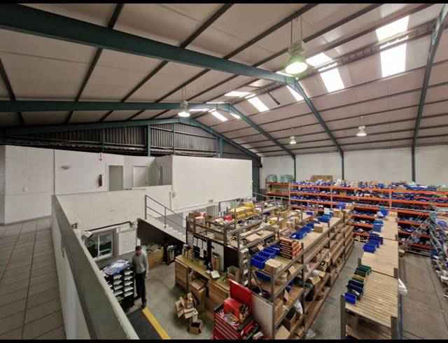 1,000M² WAREHOUSE TO LET IN STIKLAND INDUSTRIAL